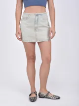 Minifalda de jean celeste con cintura alta y corte recto.