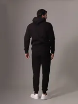 Pantalón de jogging negro Calvin Klein, de corte ajustado, con cintura elástica con cordones, puños acanalados, bolsillos laterales con cremallera y logo distintivo de la marca.