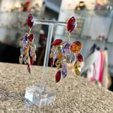 Aros colgantes hechos a mano con cristales Swarovski en tonos rojo, dorado, azul, verde, rosa y lila.