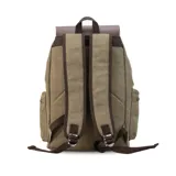 Mochila negra de tela canvas con detalles en símil cuero marrón, cierre superior marinero, bolsillos internos y externos con cierre metálico, asas rígidas y correas ajustables.