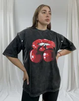 Remerón negro con efecto lavado y estampado de labios rojos y cerezas.