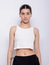 Top sin mangas de textura acanalada, con cuello a la base y diseño cropped.