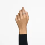 Conjunto de dos anillos plateados con cristales blancos engarzados.