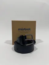 Cinto marrón de cuero con hebilla metálica plateada.