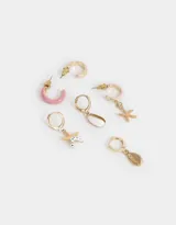 Set de seis aros con argollas doradas, esmaltadas en color rosa y durazno. Incluye dijes colgantes de conchas marinas y estrellas de mar.