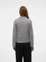 Cárdigan tejido gris con cuello tipo camisa, cierre frontal con cremallera y mangas largas acampanadas.