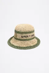 Gorro tipo bucket de rafia color beige con detalles en verde y logo bordado en el frente.