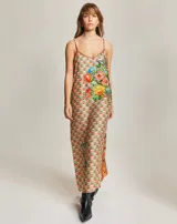 Vestido largo camisero con estampado floral y geométrico, escote en V y tirantes finos.