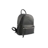 Mochila negra de cuero sintético con textura tejida. Tiene un compartimento principal con cierre, un bolsillo interno con cierre y dos bolsillos abiertos, un bolsillo externo con cierre, correa regulable y herrajes plateados.