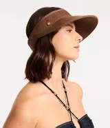 Visera de playa marrón de paja con ala larga y cierre de velcro.