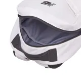 Mochila blanca de poliéster con logo de New Balance en negro. Tiene un bolsillo frontal con cordón ajustable, dos bolsillos laterales y un asa superior.