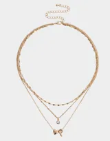 Collar corto dorado multicadena con dije de corazón y letra R.