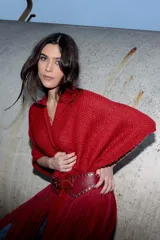 Ruana roja de tejido de punto grueso con cuello en V y corte holgado.