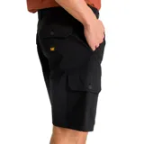 Short cargo negro para hombre, con bragueta con cremallera y botón, bolsillos laterales, bolsillos traseros de parche con solapa y botón y bolsillos cargo utilitarios adicionales a los lados. Etiqueta tejida con el logo del gato en el bolsillo de parche central trasero. Tiro medio.
