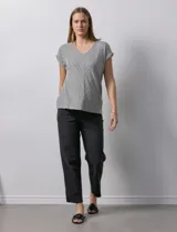 Remera de mangas cortas con cuello en V y estampado a rayas horizontales blancas y negras.