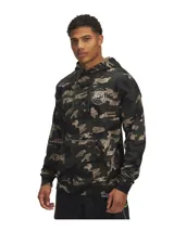 Buzo con capucha de felpa con estampado de camuflaje en tonos verde y marrón. Tiene un bolsillo tipo canguro y logo de Project Rock estampado en el pecho.