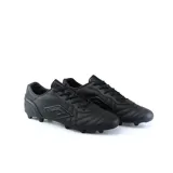 Championes de fútbol Umbro Touch FG, color negro, con logo de la marca en el lateral.