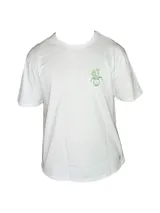 Remera blanca de manga corta con estampado de un jarrón con flores en el pecho.