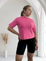 Remera celeste con efecto acid wash, corte holgado y mangas cortas.