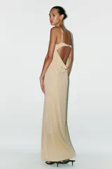 Vestido largo color beige de tejido de punto, con escote drapeado y tirantes finos ajustables. Espalda descubierta con escote drapeado y tira con gancho metálico.