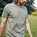Remera verde de manga corta con bolsillo en el pecho.