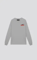 Remera manga larga gris con estampado frontal de la palabra 'Rambo' en rojo y negro, con un cuchillo. Corte oversize con hombros caídos y cuello redondo.