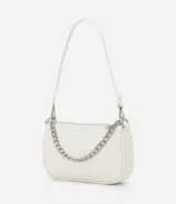 Bolso baguette blanco de cuero sintético con textura croco, correa de hombro y correa de cadena plateada.