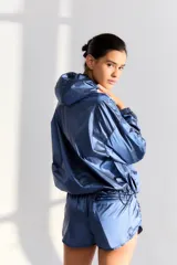 Short de tejido rompevientos en color azul, con calce holgado y cintura elástica ajustable.