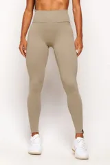 Calza larga de tiro alto color celeste, confeccionada en poliamida y elastano, con diseño sin costuras en la parte delantera.