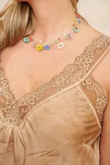 Musculosa color beige con escote en V y detalles de encaje en el escote y breteles.