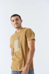 Remera blanca de algodón con estampado rectangular en el frente con texto y diseño abstracto en tonos celeste y negro.