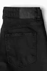 Short de denim negro, corte recto, tiro alto y cinco bolsillos.
