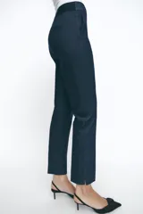 Pantalón tobillero azul oscuro, de tiro medio con cintura elástica en la espalda. Tiene bolsillos delanteros y falsos bolsillos de vivo en la parte trasera. El bajo está acabado con aberturas laterales.
