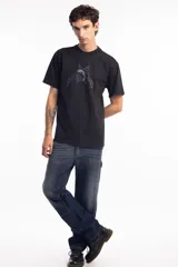 Remera beige de algodón con estampado de una estrella azul y texto en tipografía gótica.