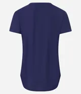 Remera deportiva blanca de microfibra texturizada, con cuello redondo, mangas cortas y estampa lateral de ondas en azul y fucsia.