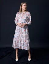 Vestido midi de gasa estampada marca Julia Jordan, con cuello a la base fruncido, escote en V y lazo de ajuste. Cintura con lazo de ajuste, manga larga con puño elastizado y forro interno.