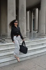 Pollera larga de viscosa con estampado de lunares blancos sobre fondo negro.