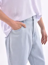 Pantalón de jean negro, corte mom fit, tiro alto y bolsillos delanteros y traseros.