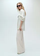 Pantalón wide leg color marrón, de tejido de punto fino, con cintura elástica y tiro alto.