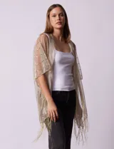 Kimono plisado dorado con lurex, ruedo con flecos y diseño abierto.