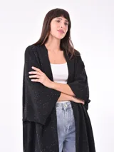 Saco negro con pequeños detalles blancos, de corte holgado y mangas 3/4.