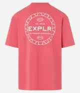 Remera relaxed de malla color salmón, con cuello redondo y mangas cortas. Estampa frontal y trasera con la palabra "EXPLR" dentro de un círculo.