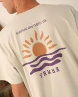 Remera unisex oversize color crudo con estampado pequeño en el pecho con un sol y olas. Corte holgado y mangas cortas.