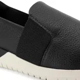 Championes casuales Usaflex Corina de cuero negro con suela blanca.