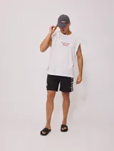 Gorra gris de poliéster y elastano con visera curva y logo de la marca Rusty en color naranja.