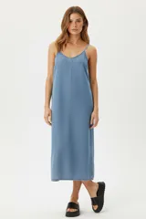 Vestido midi de jean, color celeste claro, con tirantes finos y escote en V. Corte recto y holgado.