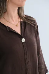 Blusa marrón chocolate de lino, con cuello en V, manga 3/4 y cierre frontal con un botón.
