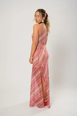 Vestido midi de tejido de punto con diseño de ondas en tonos rosa, rojo, beige y blanco. Tiene un solo tirante y corte al bies.