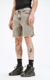 Bermuda de denim rígido, color gris claro con efecto lavado y descolorido. Diseño clásico de cinco bolsillos con ruedo desflecado.
