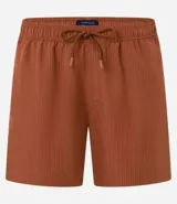 Bermuda de baño masculina confeccionada en tejido ana ruga texturizado, con lazo en la cintura, bolsillos laterales y un bolsillo trasero.